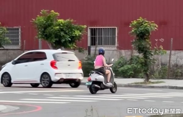 ▲▼左營區一名女騎士，直接騎乘機車橫越斑馬線，接著又逆向行駛於人行道上，最後以「高雄式左轉」的方式離去，誇張行徑全被民眾拍下。（圖／翻攝Threads@foodiesora）