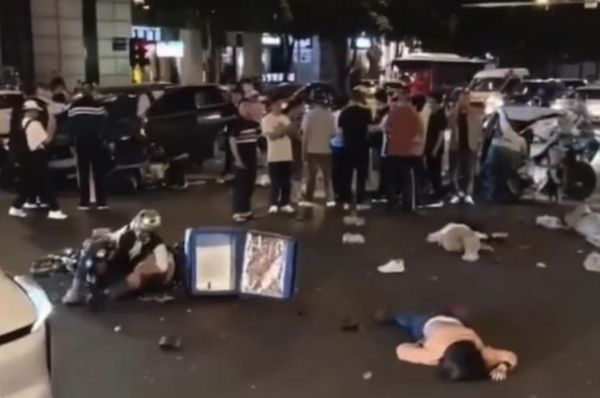 ▲▼福州汽車撞人事故2死多傷　警方通報：操作不當。（圖／翻攝X.com）