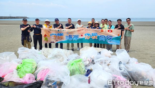 ▲安平觀夕平台湧現熱情參與者，十家企業號召近900人齊心淨灘，實踐海洋永續理念。（記者林東良翻攝，下同）