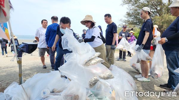 ▲安平觀夕平台湧現熱情參與者，十家企業號召近900人齊心淨灘，實踐海洋永續理念。（記者林東良翻攝，下同）