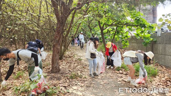 ▲安平觀夕平台湧現熱情參與者，十家企業號召近900人齊心淨灘，實踐海洋永續理念。（記者林東良翻攝，下同）