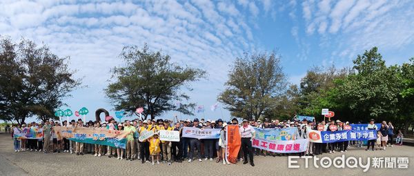 ▲安平觀夕平台湧現熱情參與者，十家企業號召近900人齊心淨灘，實踐海洋永續理念。（記者林東良翻攝，下同）