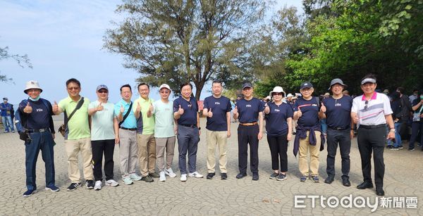 ▲安平觀夕平台湧現熱情參與者，十家企業號召近900人齊心淨灘，實踐海洋永續理念。（記者林東良翻攝，下同）