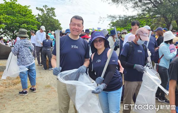 ▲安平觀夕平台湧現熱情參與者，十家企業號召近900人齊心淨灘，實踐海洋永續理念。（記者林東良翻攝，下同）