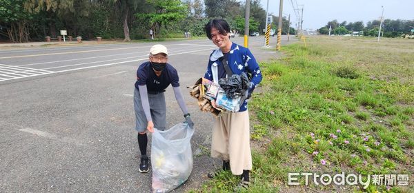▲安平觀夕平台湧現熱情參與者，十家企業號召近900人齊心淨灘，實踐海洋永續理念。（記者林東良翻攝，下同）
