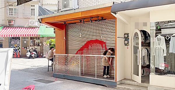 ▲中壢區中平路上知名臭豆腐店昨天清晨遭不明男子在招牌上等處潑紅漆，業者昨天默默清理店面。（圖／翻攝自網路）