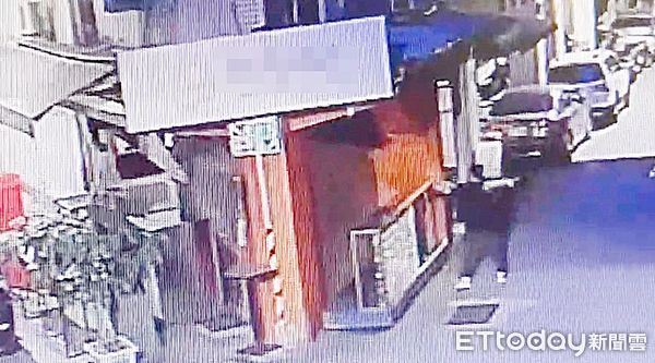 ▲中壢區中平路上知名臭豆腐店昨天清晨遭不明男子在招牌上等處潑紅漆，警方調閱監視器畫面，犯嫌正在潑漆瞬間。（圖／記者沈繼昌翻攝）