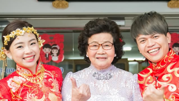 ▲蔡阿嘎帶著笑容送別阿嬤。（圖／翻攝自蔡阿嘎IG）