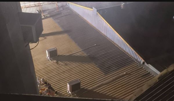 ▲凌晨員林市有女子從４樓掉落隔壁2樓鐵皮屋頂。（圖／民眾提供）