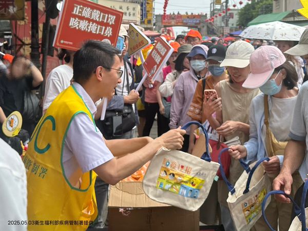 ▲▼今（5/3）日疾管署羅一鈞副署長攜手《疾病擬人》人氣角色白靜，二度現身北港，與白沙屯媽祖站在一起呼籲民眾落實衛生好習慣，共同守護國人健康。（圖／疾管署提供）