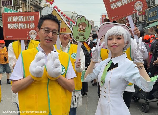 ▲▼今（5/3）日疾管署羅一鈞副署長攜手《疾病擬人》人氣角色白靜，二度現身北港，與白沙屯媽祖站在一起呼籲民眾落實衛生好習慣，共同守護國人健康。（圖／疾管署提供）
