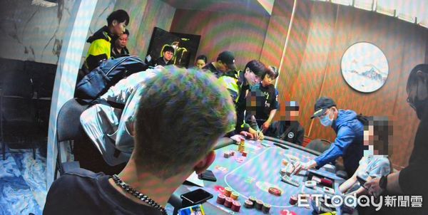 ▲▼招待所玩德州撲克，負責人「校長兼撞鐘」，業務全包了。（圖／記者邱中岳翻攝）