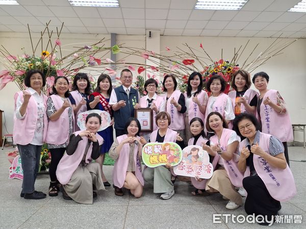 ▲台南市勞工模範母親表揚活動溫馨登場，市長黃偉哲親自頒獎肯定。 （記者林東良翻攝，下同）
