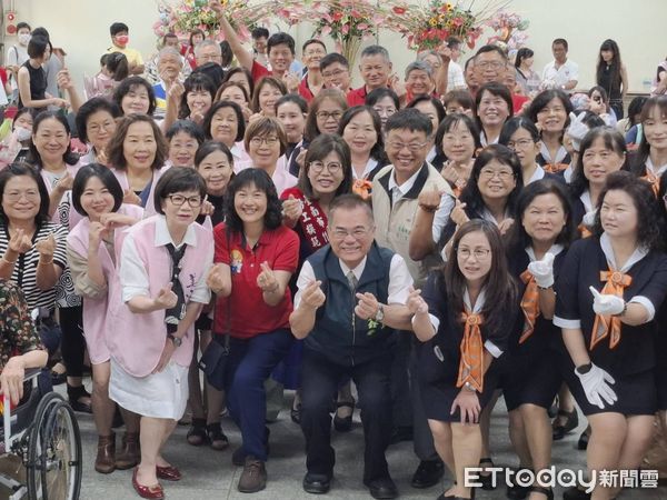 ▲台南市勞工模範母親表揚活動溫馨登場，市長黃偉哲親自頒獎肯定。 （記者林東良翻攝，下同）