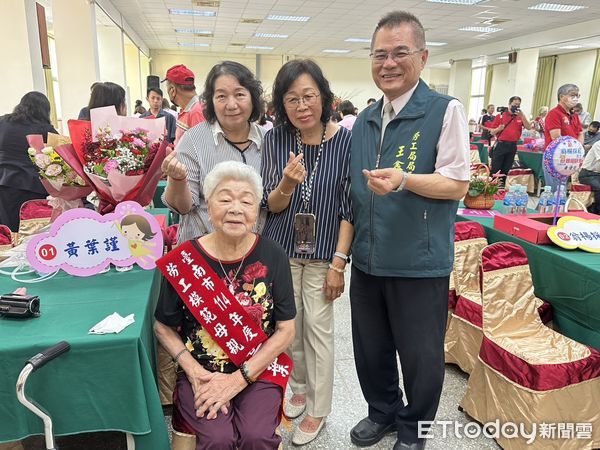 ▲台南市勞工模範母親表揚活動溫馨登場，市長黃偉哲親自頒獎肯定。 （記者林東良翻攝，下同）