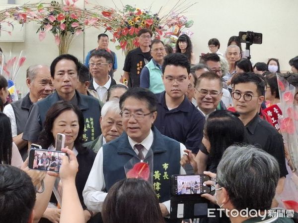 ▲台南市勞工模範母親表揚活動溫馨登場，市長黃偉哲親自頒獎肯定。 （記者林東良翻攝，下同）