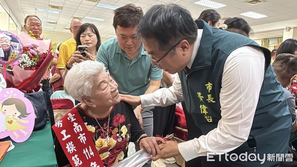 ▲台南市勞工模範母親表揚活動溫馨登場，市長黃偉哲親自頒獎肯定。 （記者林東良翻攝，下同）