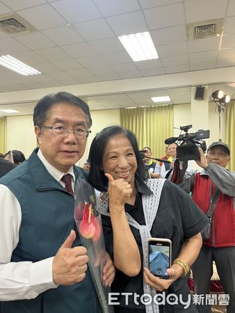 ▲台南市勞工模範母親表揚活動溫馨登場，市長黃偉哲親自頒獎肯定。 （記者林東良翻攝，下同）