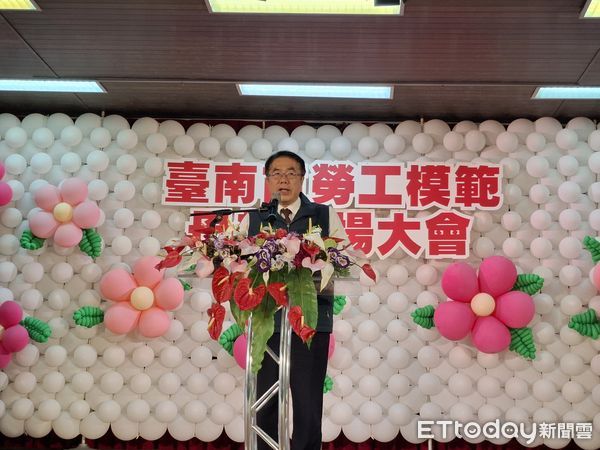 ▲台南市勞工模範母親表揚活動溫馨登場，市長黃偉哲親自頒獎肯定。 （記者林東良翻攝，下同）