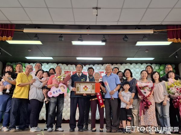 ▲台南市勞工模範母親表揚活動溫馨登場，市長黃偉哲親自頒獎肯定。 （記者林東良翻攝，下同）