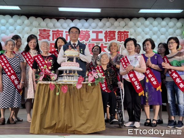 ▲台南市勞工模範母親表揚活動溫馨登場，市長黃偉哲親自頒獎肯定。 （記者林東良翻攝，下同）