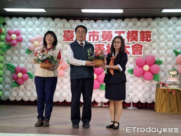 ▲台南市勞工模範母親表揚活動溫馨登場，市長黃偉哲親自頒獎肯定。 （記者林東良翻攝，下同）
