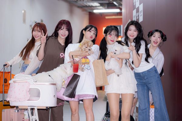 ▲女孩們帶著寵物下班。（圖／樂天桃猿提供）