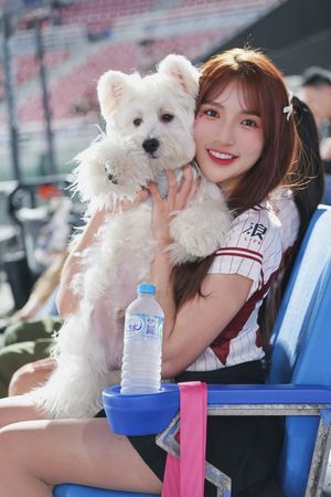 ▲女孩們帶著寵物下班。（圖／樂天桃猿提供）