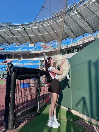 ▲女孩們帶著寵物下班。（圖／樂天桃猿提供）