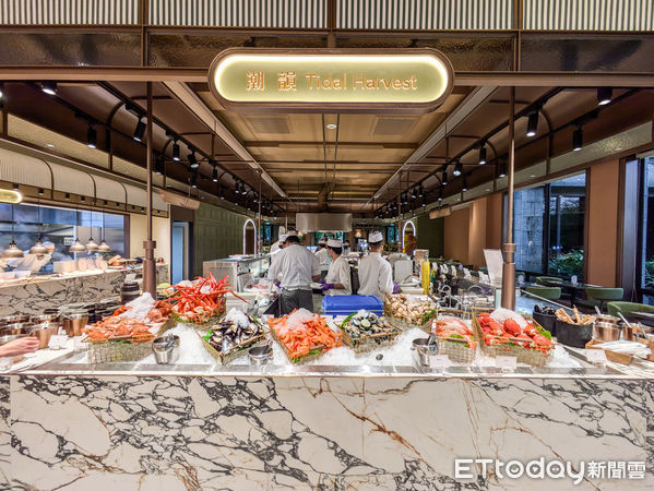 ▲新竹煙波全新Buffet「莫內」開箱！松葉蟹、天使紅蝦吃到飽 。（圖／記者黃士原攝）