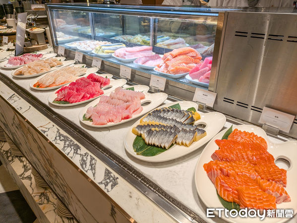 ▲新竹煙波全新Buffet「莫內」開箱！松葉蟹、天使紅蝦吃到飽 。（圖／記者黃士原攝）