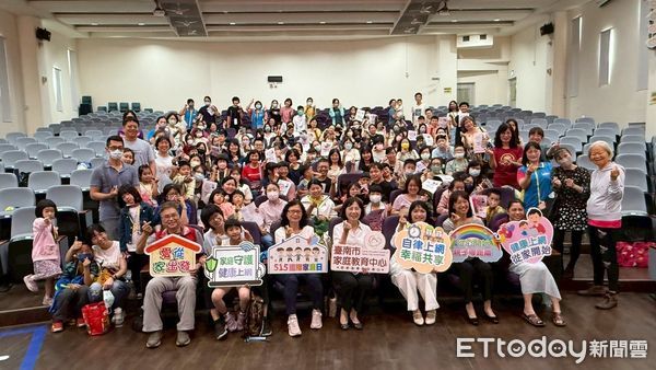 ▲台南市家庭教育中心響應國際家庭日，推出數位教養系列講座與515親子活動，打造溫暖互動氛圍。（記者林東良翻攝，下同）