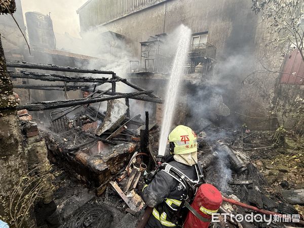 ▲ 新北市平西區十分老街一棟建物今(3)日發生火警           。（圖／記者郭世賢翻攝）