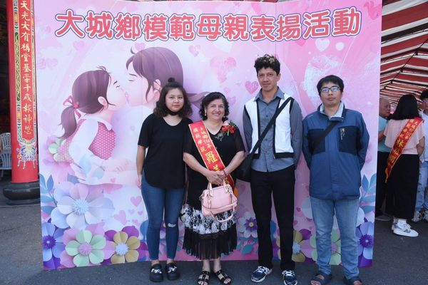 ▲彰化唯一來自智利廟婆獲選模範母親。（圖／大城鄉公所提供）
