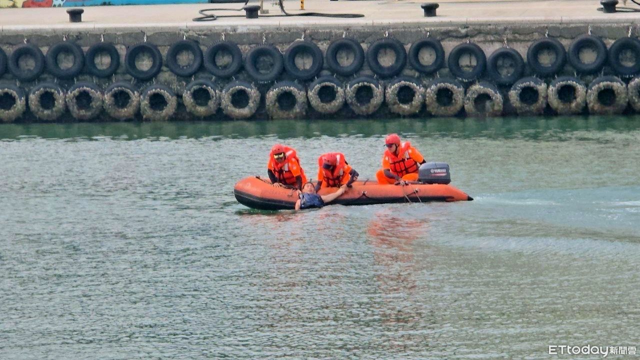 SUP翻覆、漁船失火！海巡署澳底演練3情境強化岸際救援效能
