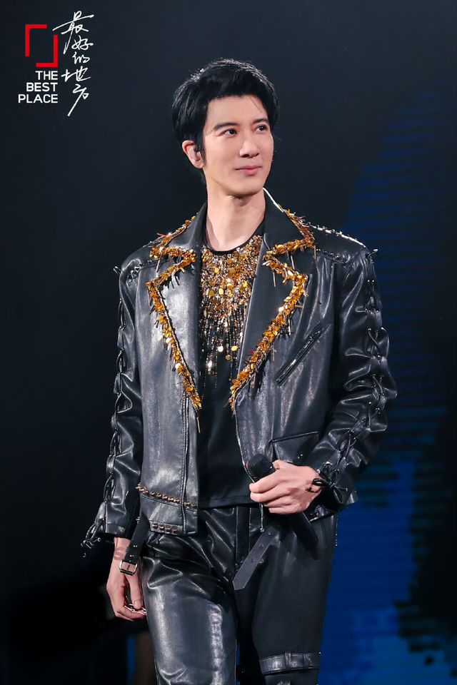 ▲▼  王力宏演唱會上踩空險摔落舞台。（圖／翻攝微博）