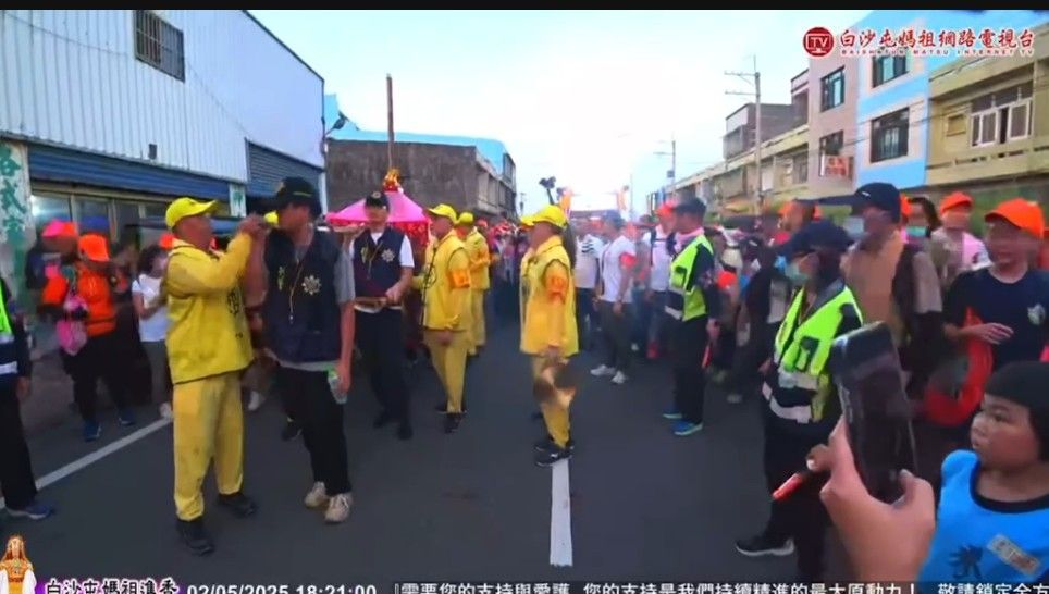 ▲彰化鹿港警分局4名偵查員獲得轎班人員同意扛轎。（圖／翻攝自白沙屯媽祖網路電視台）