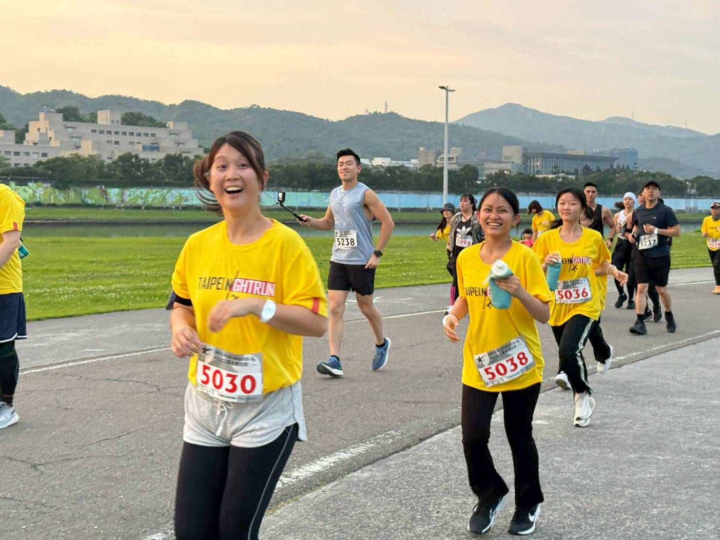 ▲新北校長領跑！龜山國小畢業生勇闖11公里。（圖／新北市龜山國小提供）