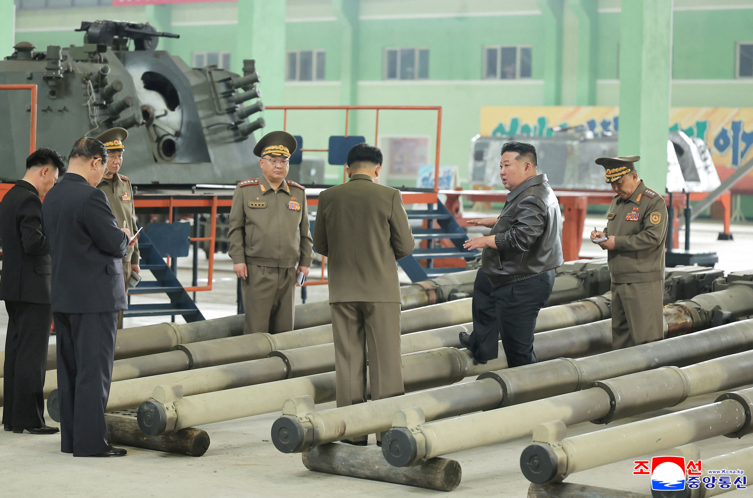 ▲▼北韓最高領導人金正恩近期視察某坦克生產工廠，親自指導核心技術的更新。（圖／路透）