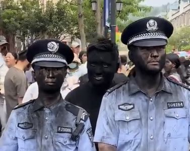 雲南「抹黑臉」狂歡節　上萬人參加「警察、狗狗也被抹」