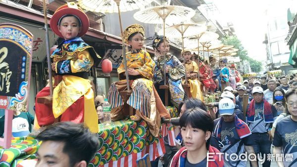 ▲▼金門迎城隍系列活動於今（3日）下午掀起最高潮！由金城鎮公所精心策劃的「地方特色藝陣大遊行」磅礴登場。（圖／記者林名揚翻攝）