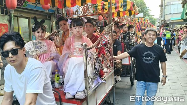 ▲▼金門迎城隍系列活動於今（3日）下午掀起最高潮！由金城鎮公所精心策劃的「地方特色藝陣大遊行」磅礴登場。（圖／記者林名揚翻攝）