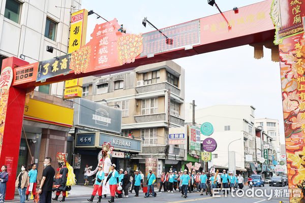 ▲台南「巡城祭」遶境活動3日登場，台南市長黃偉哲率領11尊全台城隍爺遶行四大城門，祈願城市平安。（記者林東良翻攝，下同）