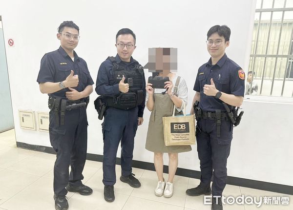 ▲桃園警分局龍安派出所員警摸黑尋回被丟棄皮包物歸原主，婦人開心與員警合影。（圖／記者沈繼昌翻攝）