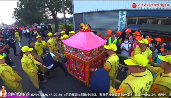 ▲彰化鹿港警分局4名偵查員獲得轎班人員同意扛轎。（圖／翻攝自白沙屯媽祖網路電視台）