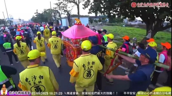 ▲彰化鹿港警分局4名偵查員獲得轎班人員同意扛轎。（圖／翻攝自白沙屯媽祖網路電視台）