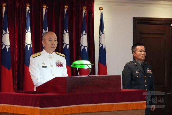 ▲梅家樹（左）主持布達典禮，郭俊德中將（右）正式接掌訓練次長職務。（圖／軍聞社）