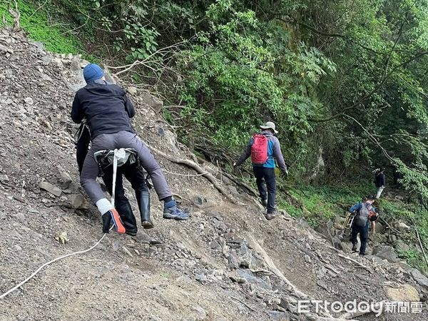 ▲▼攀登北二段山友扭傷腳！警義消「來回20公里」背下山。（圖／記者李陳信得翻攝）