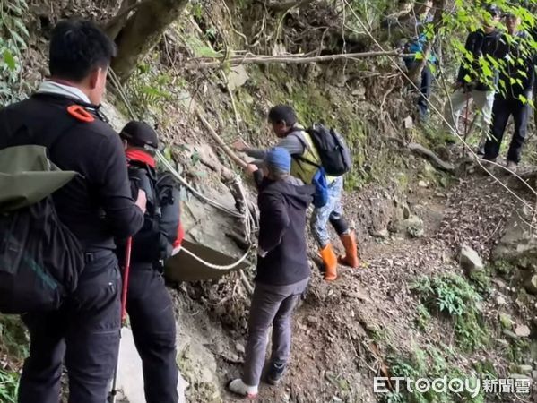 ▲▼攀登北二段山友扭傷腳！警義消「來回20公里」背下山。（圖／記者李陳信得翻攝）