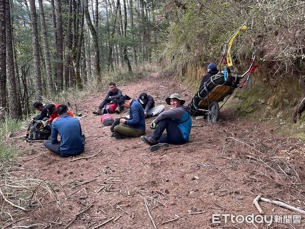▲▼攀登北二段山友扭傷腳！警義消「來回20公里」背下山。（圖／記者李陳信得翻攝）